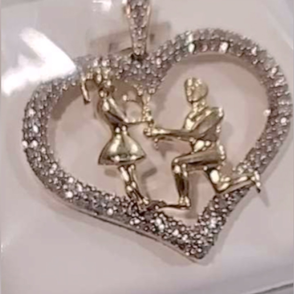 ANYONE HAVE ANY OF THIS ITEM  PENDANT ❓❓